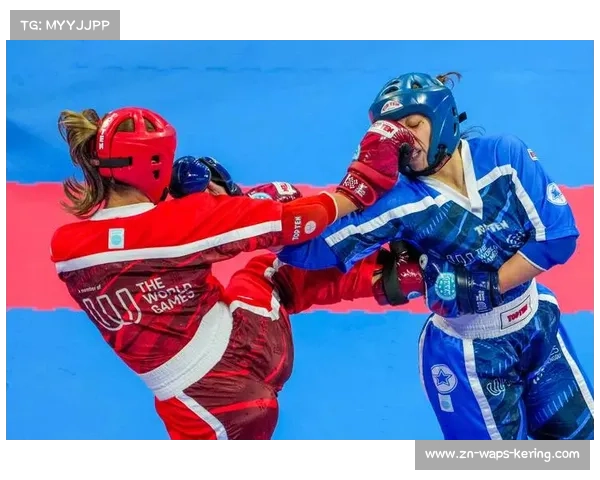 成都世运会4×50米救生接力，选手推动45公斤假人冲刺